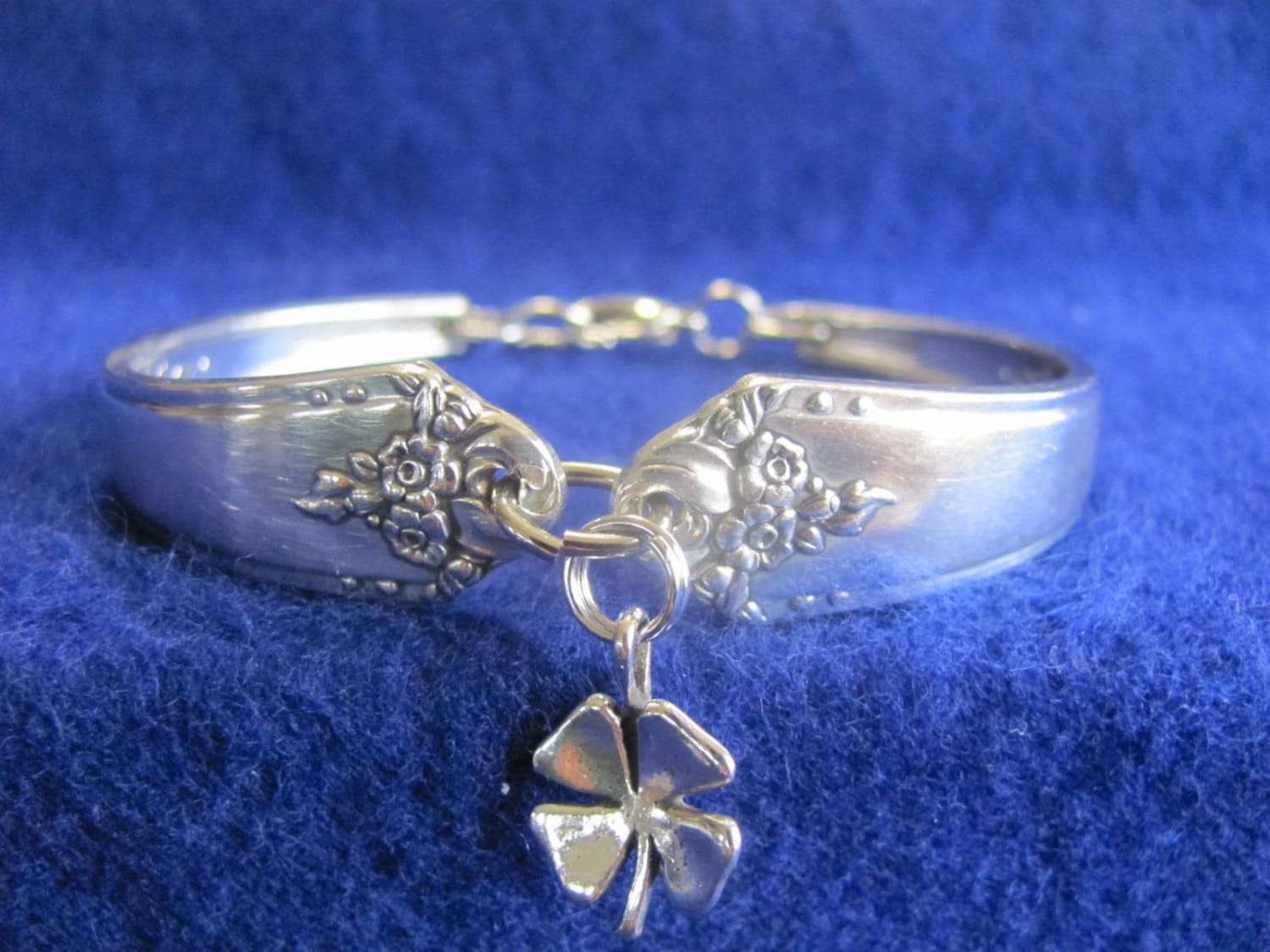 Alte Vintage Silber-Löffel-Armband Mit Sterling Silber Vierblättriges Kleeblatt "Good Luck" Charme Plus Frei Putztuch Alte Vintage Silber-Löffel-Armband Mit Sterling Silber Vierblättriges Kleeblatt "Good Luck" Charme Plus Frei Putztuch von MarshaStewart