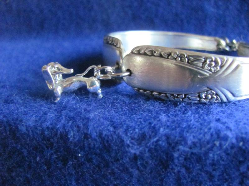 Alte Vintage Silber Löffel Armband W/sterling 3D Dackel Hund Charme Plus Kostenlos Polieren Tuch Alte Vintage Silber Löffel Armband W/sterling 3D Dackel Hund Charme Plus Kostenlos Polieren Tuch von MarshaStewart