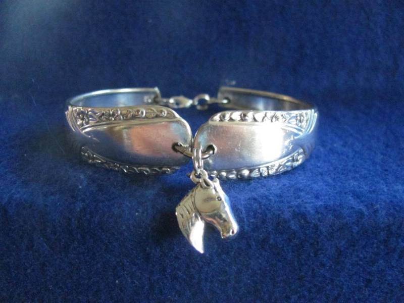 Alte Vintage Silber Löffel Armband W/sterling Pferd Kopf Charme Alte Vintage Silber Löffel Armband W/sterling Pferd Kopf Charme von MarshaStewart
