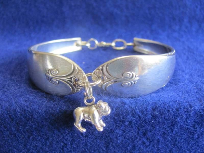 Alte Vintage Silber-Löffel Armband W/sterling Silber 3D Bulldog Charme Plus Frei Putztuch Alte Vintage Silber-Löffel Armband W/sterling Silber 3D Bulldog Charme Plus Frei Putztuch von MarshaStewart