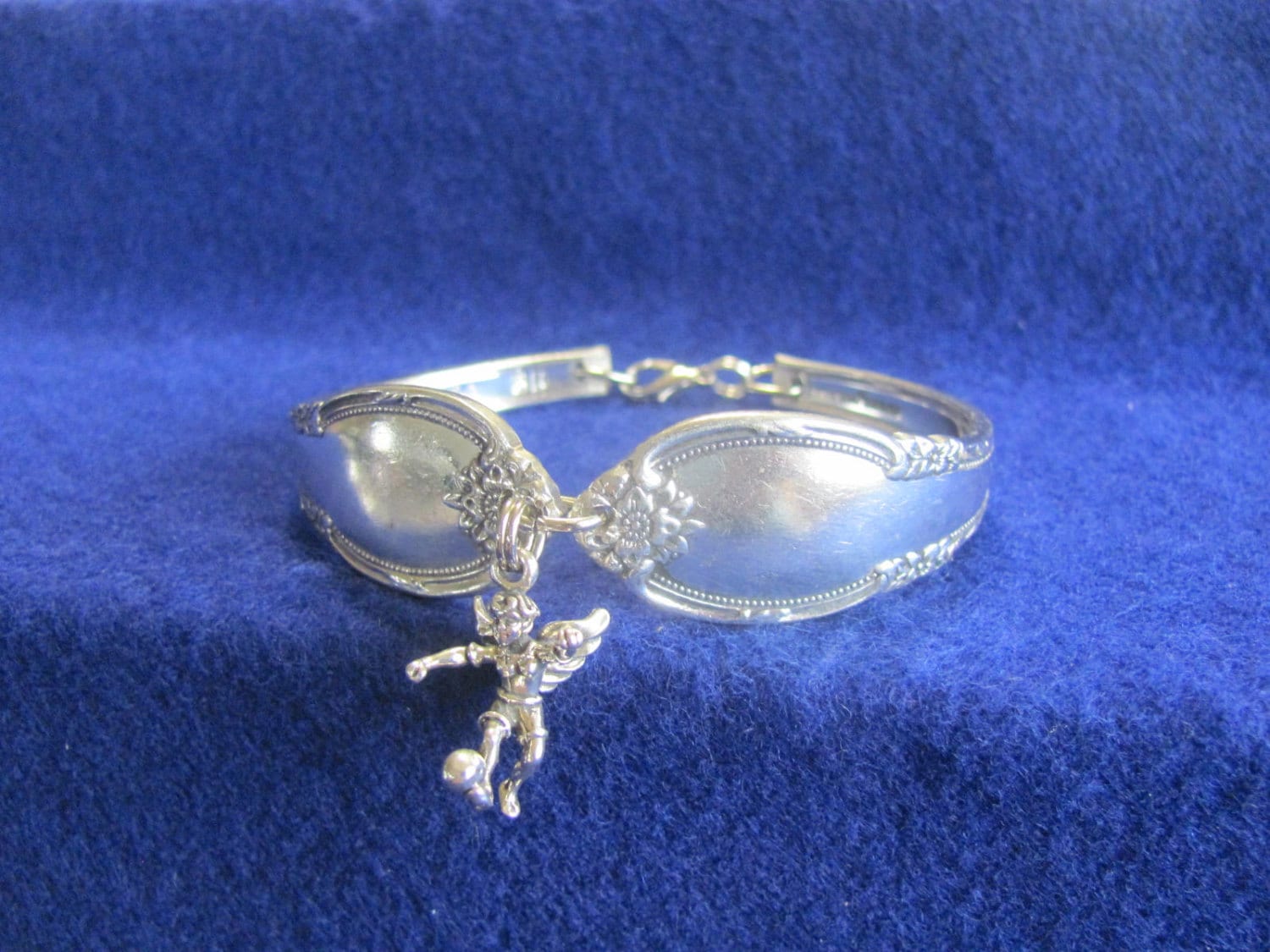 Alte Vintage Silber-Löffel Armband W/sterling Silber 3D Fußball Ball Sport Engel Charm Plus Frei Putztuch Alte Vintage Silber-Löffel Armband W/sterling Silber 3D Fußball Ball Sport Engel Charm Plus Frei Putztuch von MarshaStewart