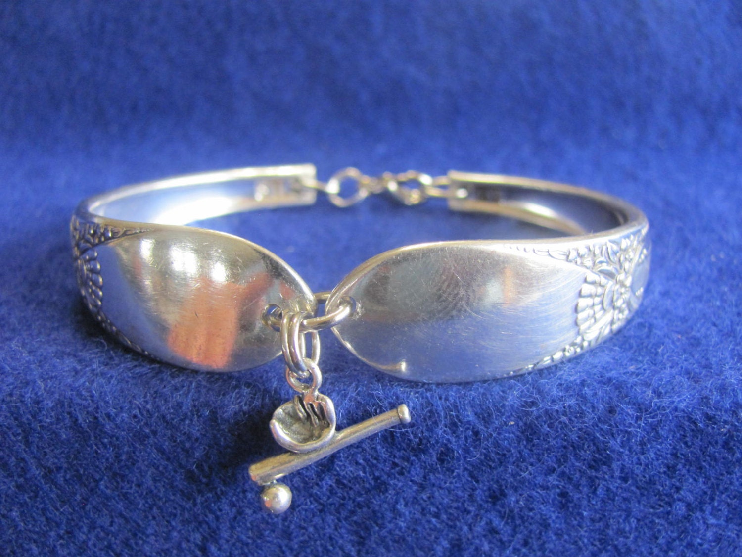 Alte Vintage Silber-Löffel Armband W/sterling Silber Baseball, Handschuh Und Fledermaus-Sport-Anhänger Plus Frei Putztuch Alte Vintage Silber-Löffel Armband W/sterling Silber Baseball, Handschuh Und Fledermaus-Sport-Anhänger Plus Frei Putztuch von MarshaStewart