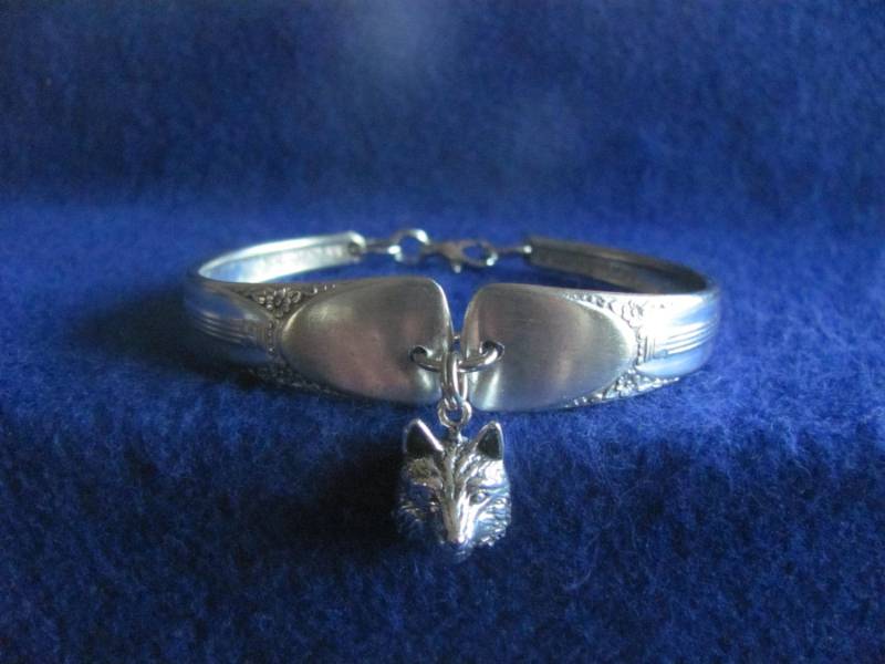 Alte Vintage Silber Löffel Armband W/sterling Tier Wolf Kopf Charme Alte Vintage Silber Löffel Armband W/sterling Tier Wolf Kopf Charme von MarshaStewart