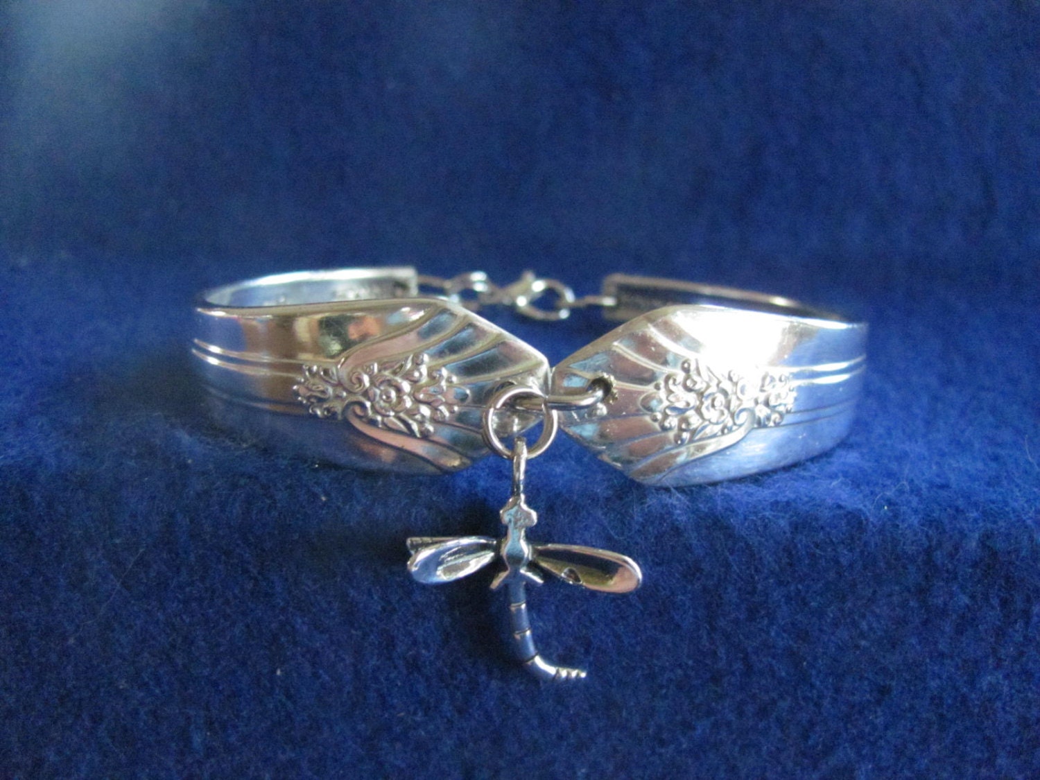 Alte Vintage Silber Löffel Bracelet Mit Amulett Aus Sterling Libelle Alte Vintage Silber Löffel Bracelet Mit Amulett Aus Sterling Libelle von MarshaStewart