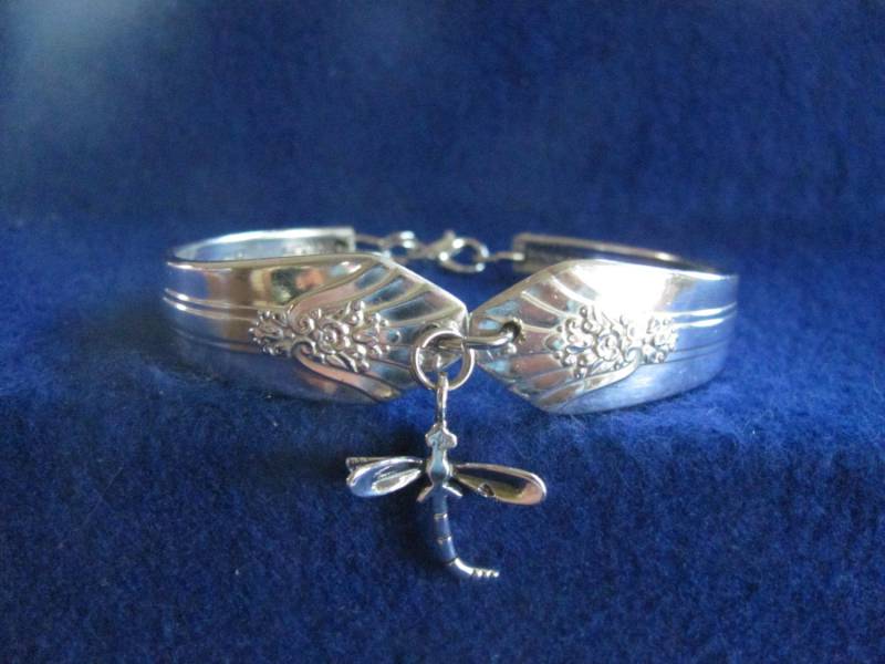 Alte Vintage Silber Löffel Bracelet Mit Amulett Aus Sterling Libelle Alte Vintage Silber Löffel Bracelet Mit Amulett Aus Sterling Libelle von MarshaStewart