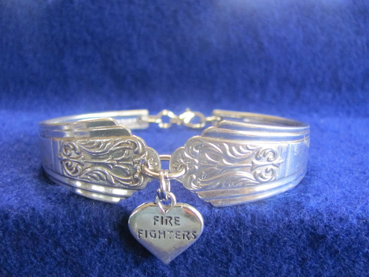 Alte Vintage Silberlöffel Armband W/sterling Silber Herz "Feuerwehr" Charme Plus Kostenlos Silber-Poliertuch Alte Vintage Silberlöffel Armband W/sterling Silber Herz "Feuerwehr" Charme Plus Kostenlos Silber-Poliertuch von MarshaStewart