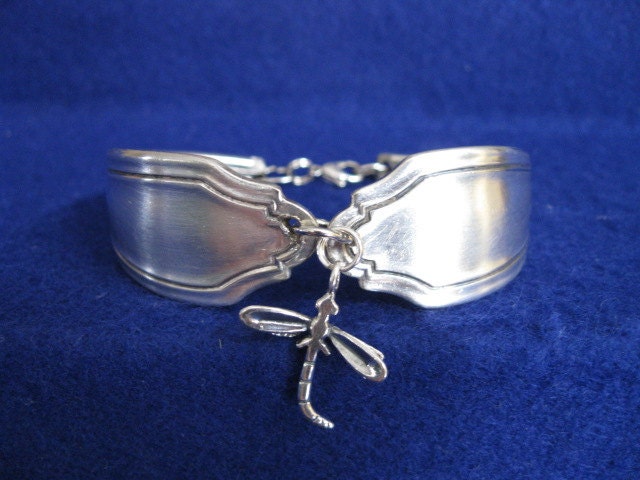 Alten Jahrgang Silbernen Löffel Bracelet Mit Libelle Amulett Aus Sterling Silber Plus Frei Silberne Poliertuch 2 "x 14" Alten Jahrgang Silbernen Löffel Bracelet Mit Libelle Amulett Aus Sterling Silber Plus Frei Silberne Poliertuch 2 "x 14" von MarshaStewart