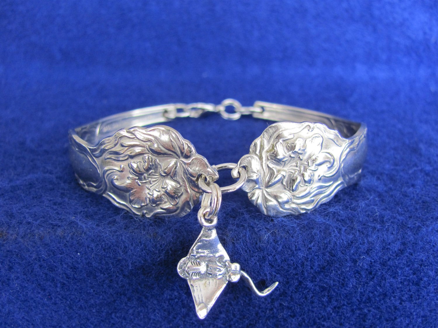 Alter Vintage Besteck Silberlöffel Armband Mit Sterling Silber Stingray Anhänger Plus Gratis Poliertuch Alter Vintage Besteck Silberlöffel Armband Mit Sterling Silber Stingray Anhänger Plus Gratis Poliertuch von MarshaStewart
