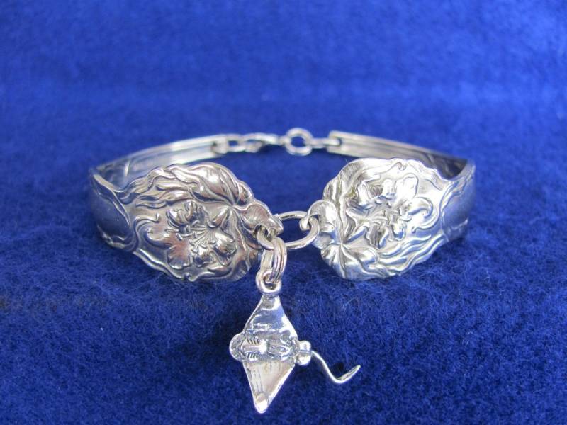 Alter Vintage Besteck Silberlöffel Armband Mit Sterling Silber Stingray Anhänger Plus Gratis Poliertuch Alter Vintage Besteck Silberlöffel Armband Mit Sterling Silber Stingray Anhänger Plus Gratis Poliertuch von MarshaStewart