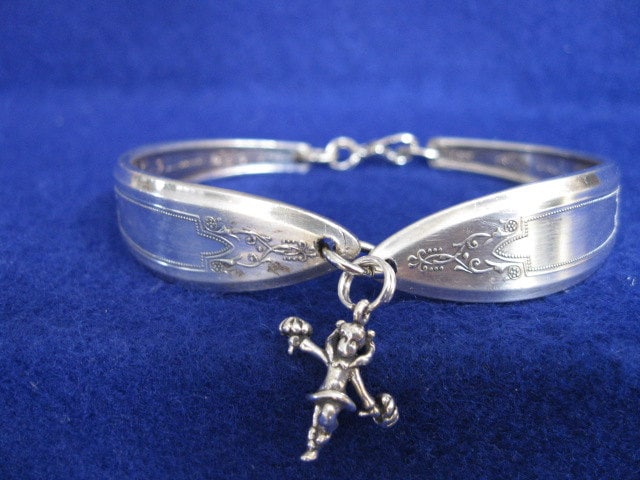 Altes Altes Silberlöffel-Armband Mit Sterlingsilber-Anhänger Altes Altes Silberlöffel-Armband Mit Sterlingsilber-Anhänger von MarshaStewart
