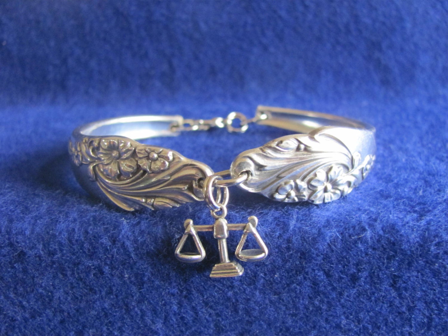Altes Vintage Silber Löffel Armband Mit Sterling 3D Sternzeichen Waage Charm Altes Vintage Silber Löffel Armband Mit Sterling 3D Sternzeichen Waage Charm von MarshaStewart