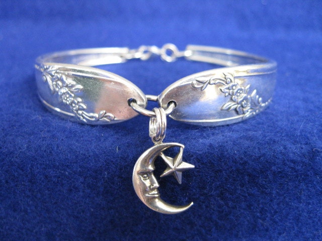 Altes Vintage Silber Löffel Armband Mit Sterling Mann Im Mond Charm Altes Vintage Silber Löffel Armband Mit Sterling Mann Im Mond Charm von MarshaStewart
