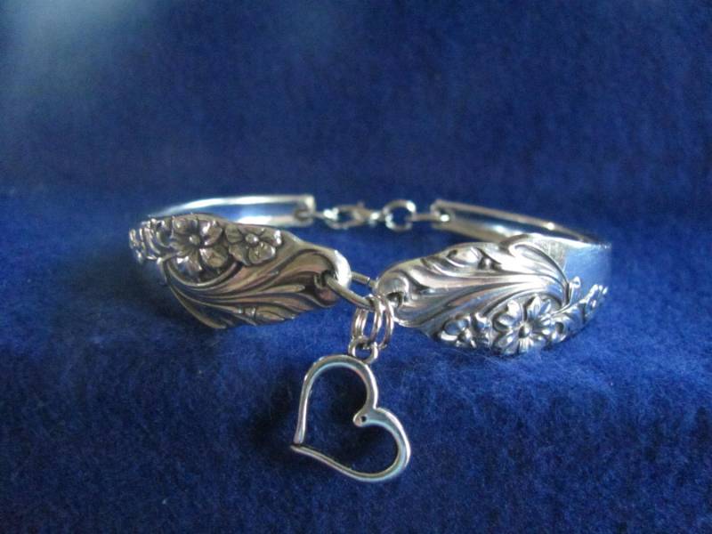 Altes Vintage Silber Löffel Armband Mit Sterling Offenen Herz Anhänger Altes Vintage Silber Löffel Armband Mit Sterling Offenen Herz Anhänger von MarshaStewart
