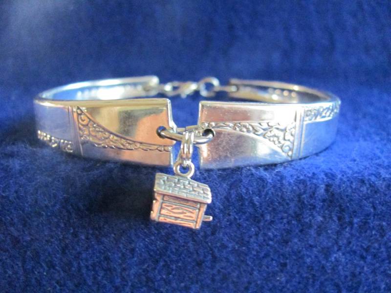 Altes Vintage Silber Löffel Armband Mit Vogel Haus Anhänger von MarshaStewart