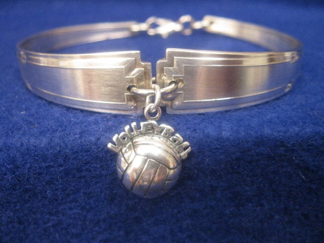 Vintage Alte Silber Löffel Armband W/Volleyball Sport Sterling Charme Vintage Alte Silber Löffel Armband W/Volleyball Sport Sterling Charme von MarshaStewart
