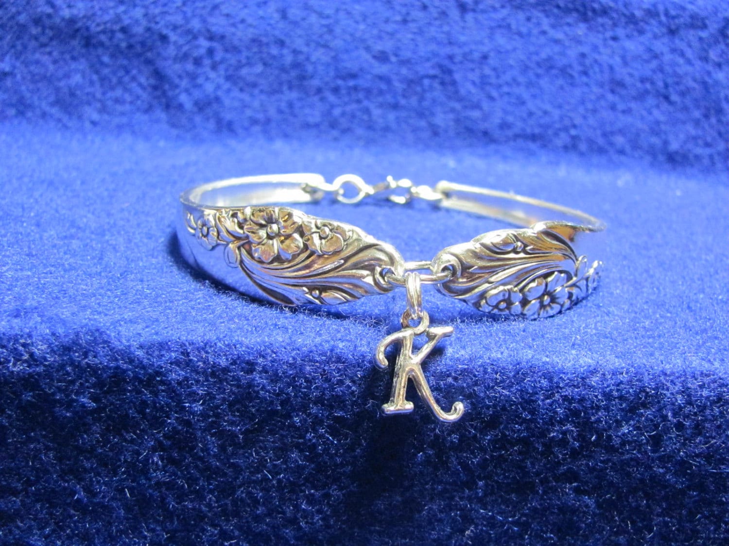 Vintage Alte Silbernen Löffel Armband W/sterling Silber Anfänglichen "K" Schreiben Charme Vintage Alte Silbernen Löffel Armband W/sterling Silber Anfänglichen "K" Schreiben Charme von MarshaStewart