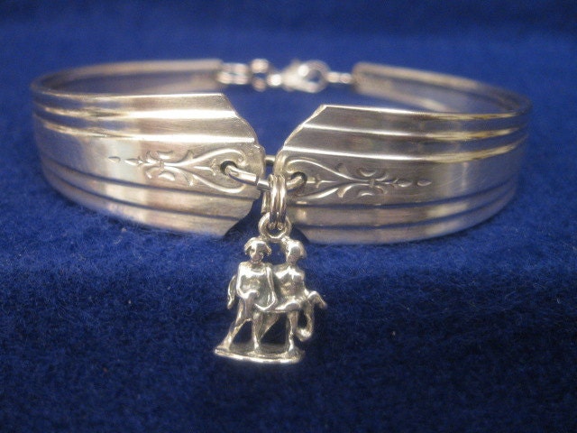 Vintage Altes Silber Löffel Armband W/3D Sternzeichen Sterling Charm Plus Gratis Poliertuch Vintage Altes Silber Löffel Armband W/3D Sternzeichen Sterling Charm Plus Gratis Poliertuch von MarshaStewart