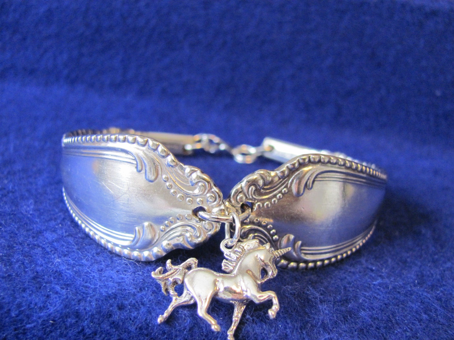 Vintage Silber Löffel Armband Mit Sterling Einhorn Anhänger Vintage Silber Löffel Armband Mit Sterling Einhorn Anhänger von MarshaStewart