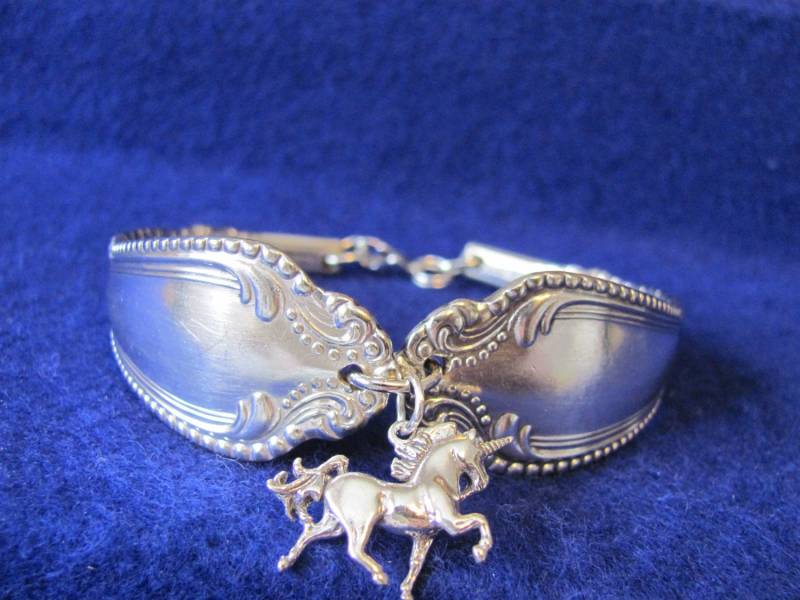 Vintage Silber Löffel Armband Mit Sterling Einhorn Anhänger Vintage Silber Löffel Armband Mit Sterling Einhorn Anhänger von MarshaStewart