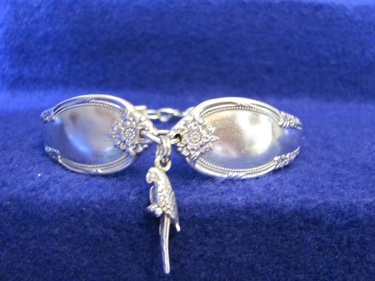 Vintage Silber Löffel Armband Mit Sterling Papagei Anhänger Vintage Silber Löffel Armband Mit Sterling Papagei Anhänger von MarshaStewart