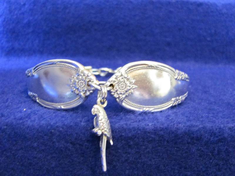 Vintage Silber Löffel Armband Mit Sterling Papagei Anhänger Vintage Silber Löffel Armband Mit Sterling Papagei Anhänger von MarshaStewart