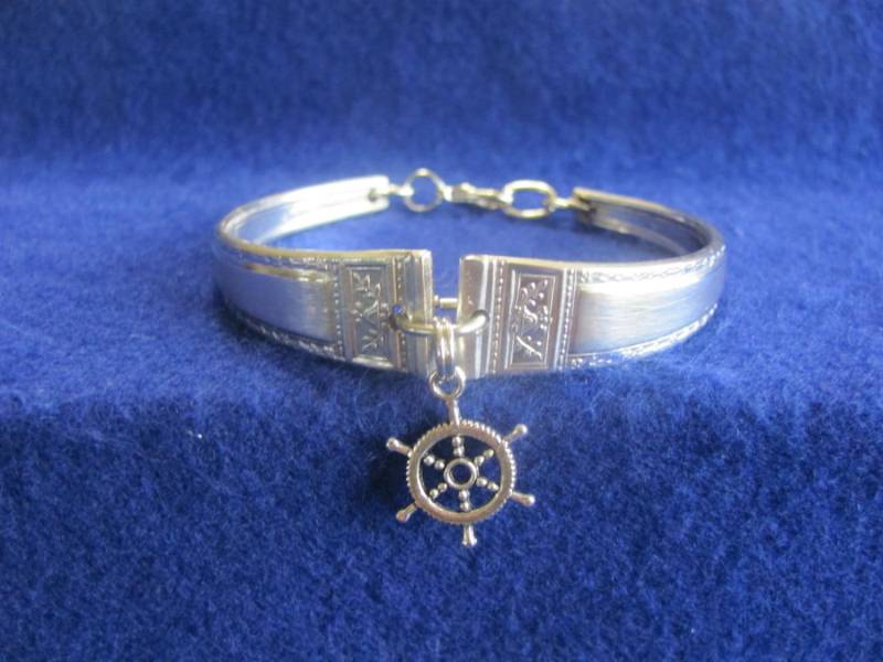 Vintage Silber Löffel Armband Mit Sterling Schiff Rad Anhänger von MarshaStewart