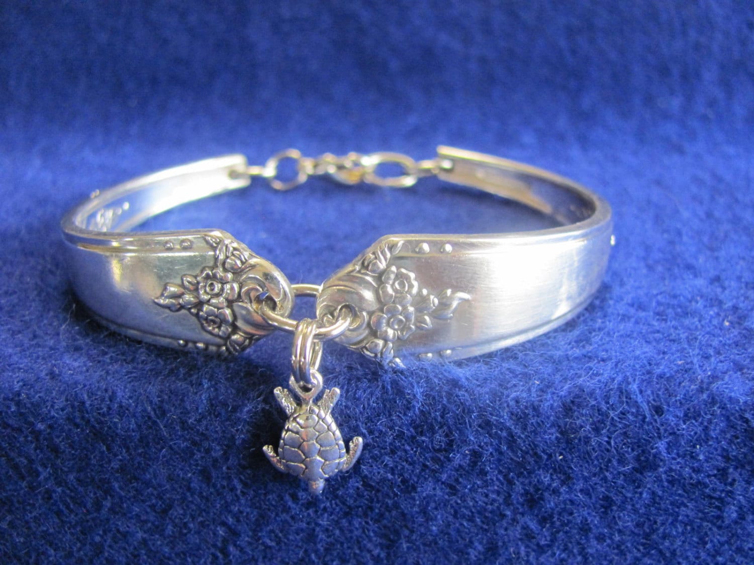 Vintage Silber Löffel Armband Mit Sterling Schildkröte Anhänger Vintage Silber Löffel Armband Mit Sterling Schildkröte Anhänger von MarshaStewart
