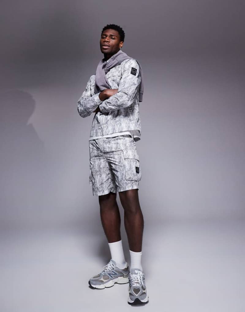 Marshall Artist - Cargo-Shorts mit verblasstem mehrfarbigem Tarnmuster, Kombiteil-Grün von Marshall Artist