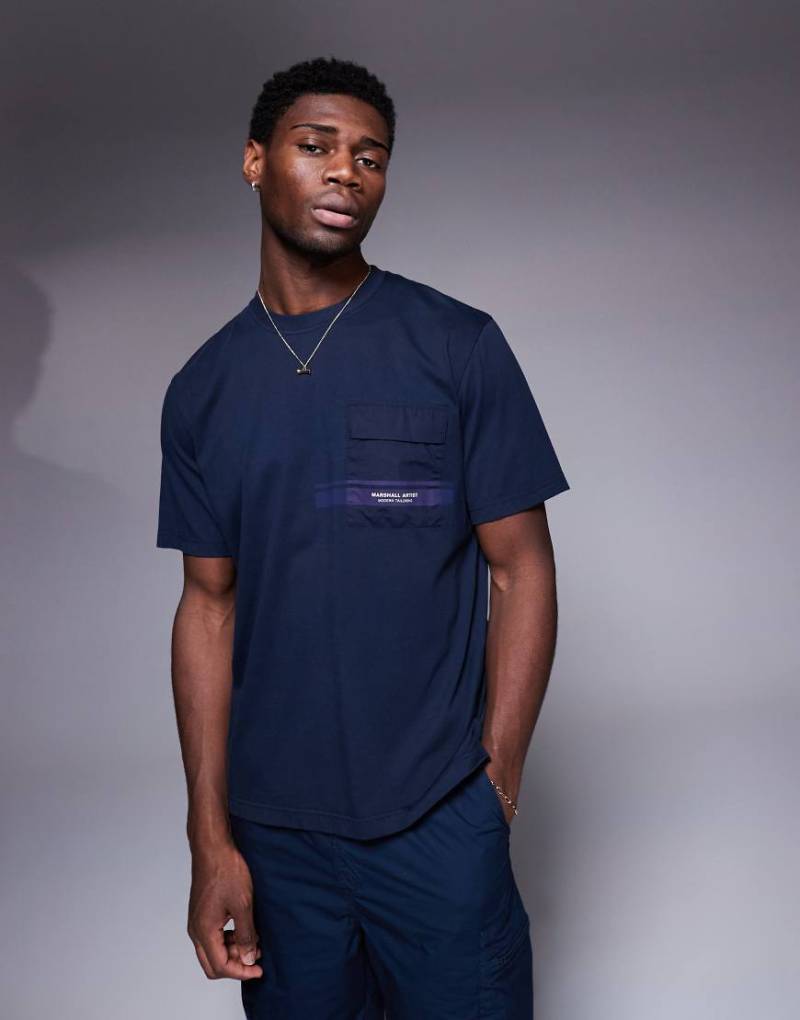 Marshall Artist - Seafield - T-Shirt in Marineblau mit Logo von Marshall Artist