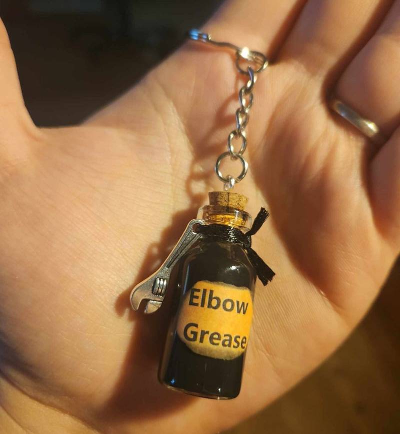 Ellenbogen-Fettfläschchen Schlüsselanhänger, Handgemacht Mit Silbernem Schraubenschlüssel-Charme Geschenk Für Harte Arbeiter, Geschenke Ellenbogen-Fettfläschchen Schlüsselanhänger, Handgemacht Mit Silbernem Schraubenschlüssel-Charme Geschenk Für Harte Arbeiter, Geschenke von MarshallArtsByMJ