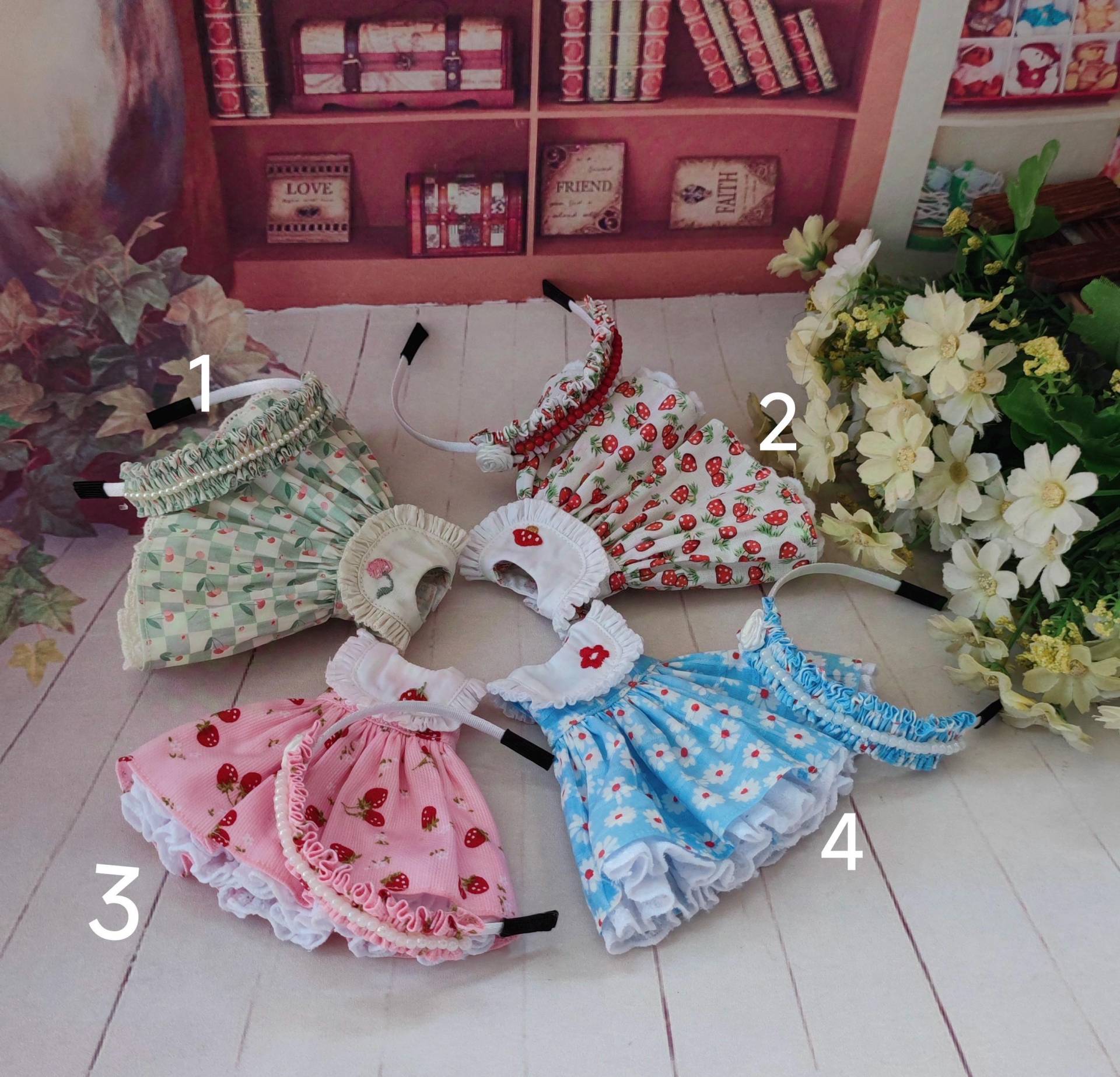 Handgefertigtes Blythe Outfit, Erdbeerkleid, Besticktes Kleid von MarshmallowHouse