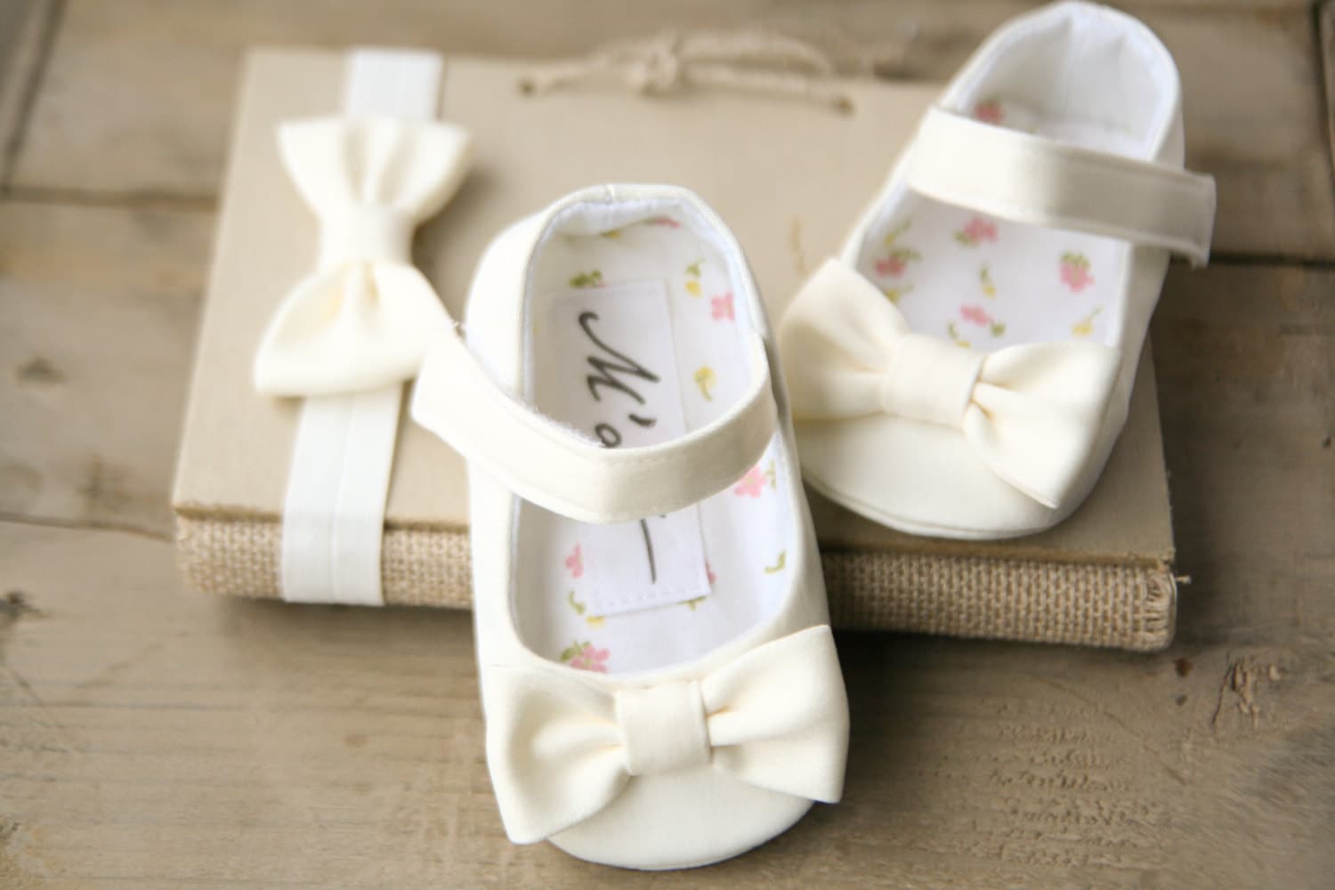 Baby Mädchen Taufschuhe Und Stirnband, Elfenbein Taufschuhe, Hochzeitsschuhe Mit Schleifchen, Blumenmädchen Schuhe, Trachtenschuhe, Taufschuhe Baby Mädchen Taufschuhe Und Stirnband, Elfenbein Taufschuhe, Hochzeitsschuhe Mit Schleifchen, Blumenmädchen Schuhe, Trachtenschuhe, Taufschuhe von MartBabyAccessories