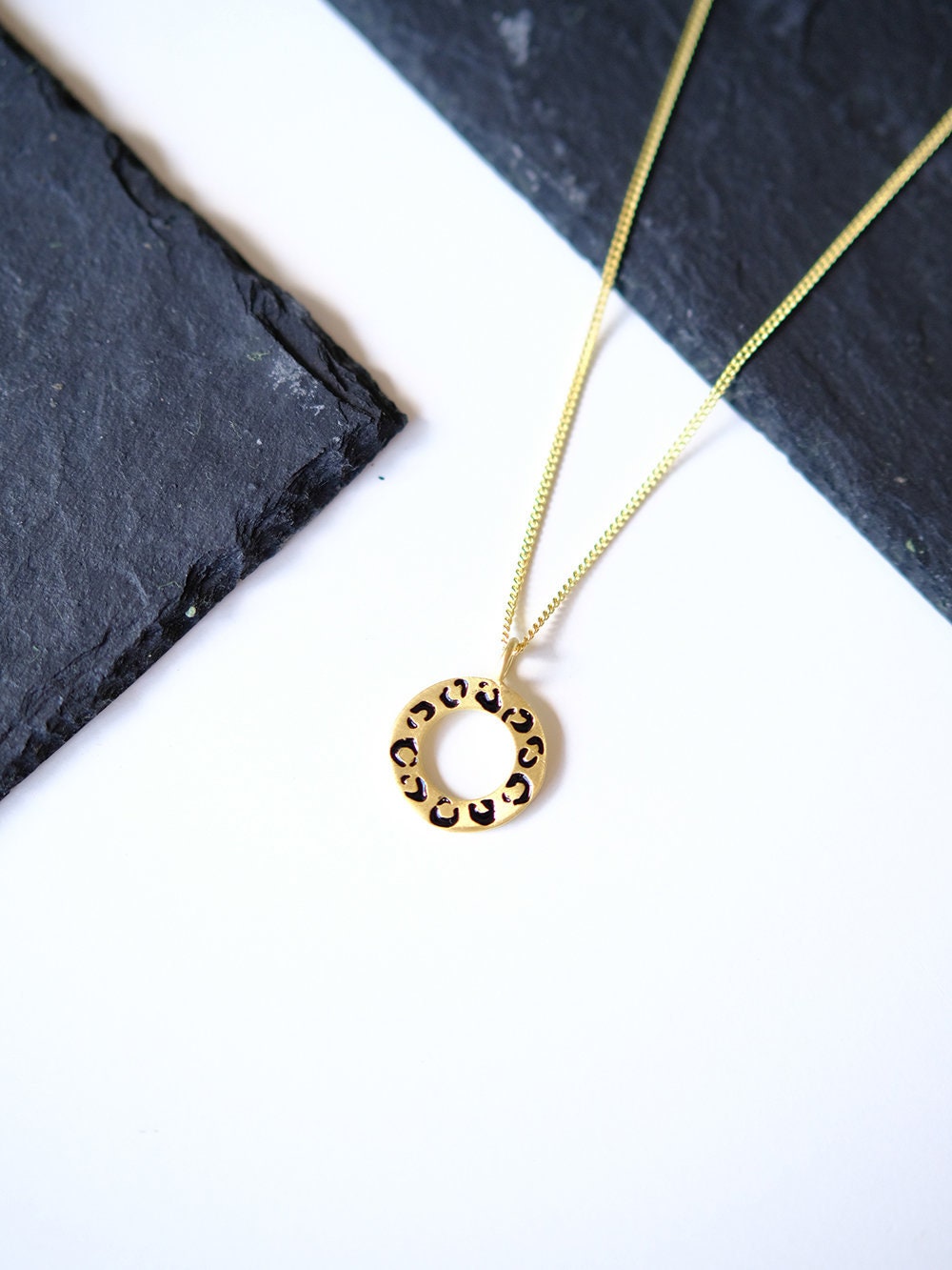 Leopard Kleine Kreis Halskette, Emailliertes 18K Vergoldetes Sterling Silber von MartelieJewelry