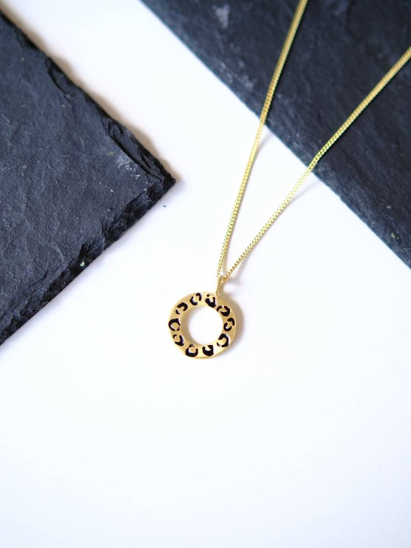 Leopard Kleine Kreis Halskette, Emailliertes 18K Vergoldetes Sterling Silber von MartelieJewelry