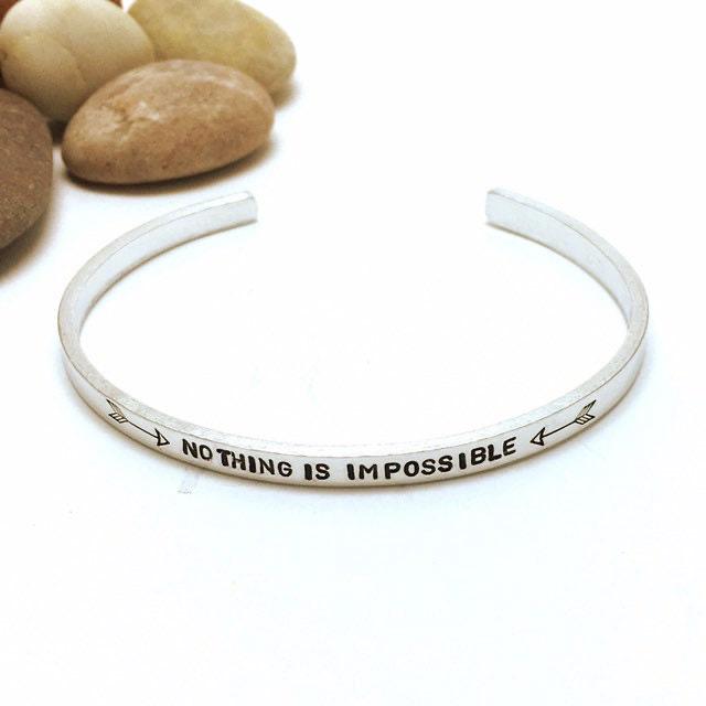 Dünner Manschetten Armreif Mit Handgestempeltem Inspirierendem Zitat, Nichts Ist Unmöglich, Personalisiertes Motivationsmantra, Maßgeschneidertes von MarthaAndBoo