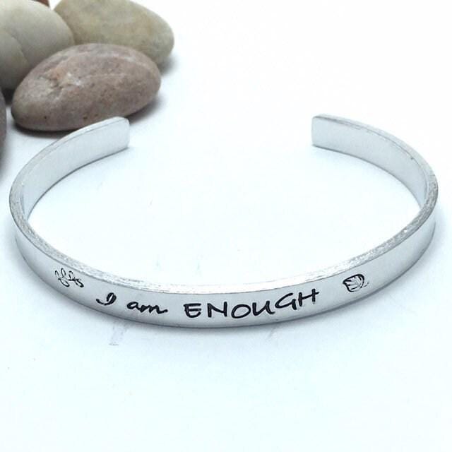 Ich Bin Genug Manschette Armband, Inspirational Mantra Armreif, Motivation Freund Geschenk, Personalisierte Aluminium Oder Kupfer, Affirmation von MarthaAndBoo