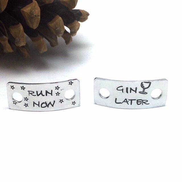 Individuelle Laufschuhanhänger Personalisiert Run Now Gin Later, Handgestempelte Laufschuhanhänger, Spitzenplatten, Leichtathletik-Sportzubehör von MarthaAndBoo