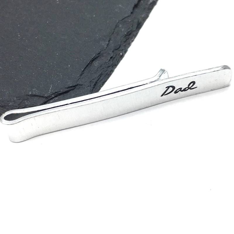 Krawattenklammer Papa, Benutzerdefinierte Metallkrawattenstange, Handgestempelte Aluminiumkrawattenklammer, Papa Geschenk Von Kindern von MarthaAndBoo