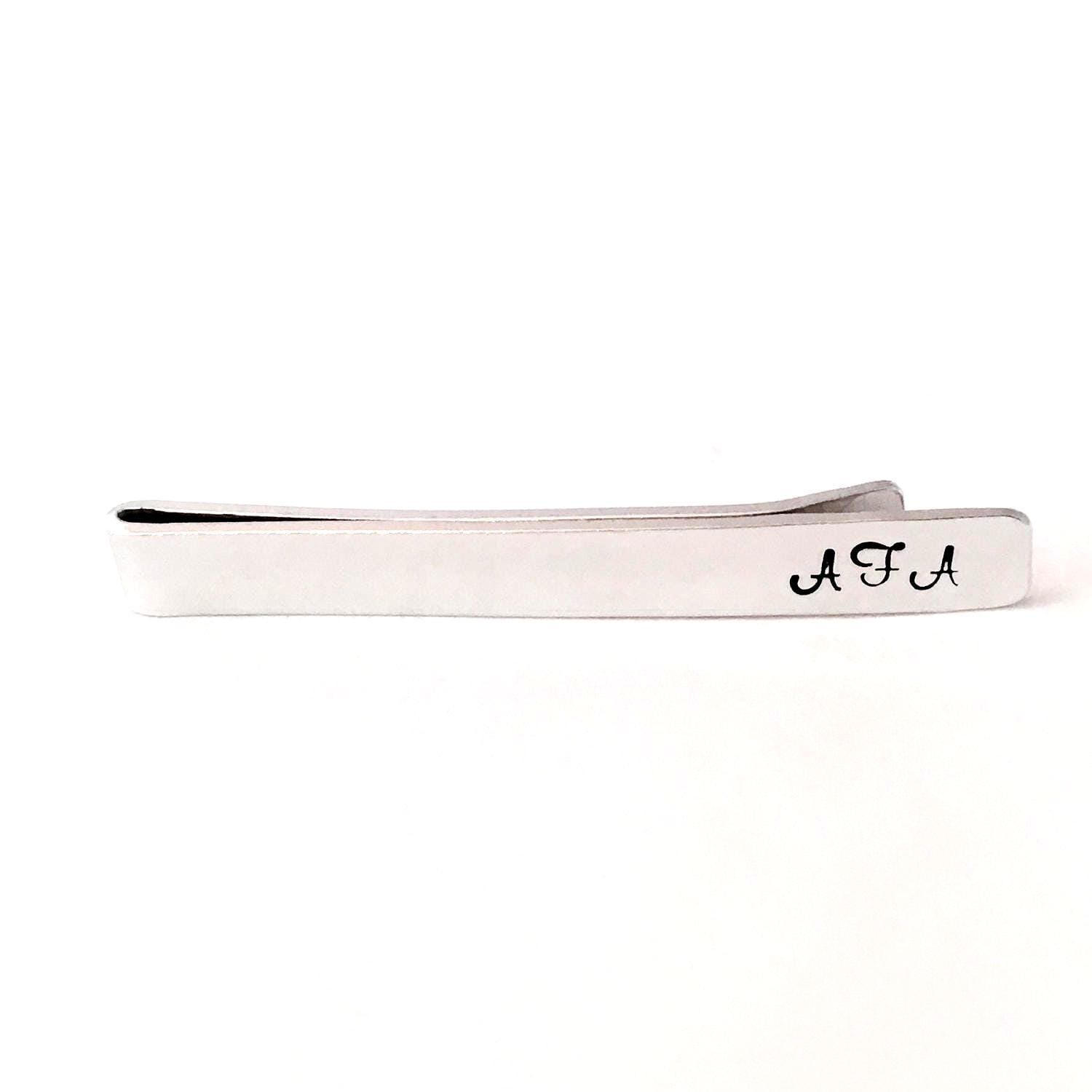 Personalisierte Krawattenklammer Mit Monogramm, Krawattenklammer, Anzugaccessoires, Aluminium Oder Kupfer von MarthaAndBoo