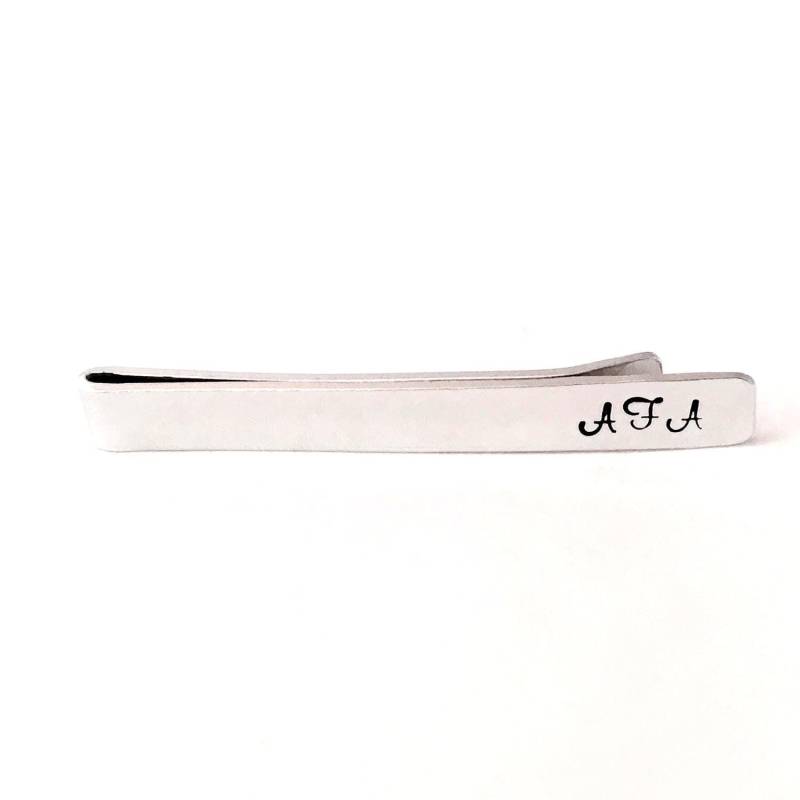 Personalisierte Krawattenklammer Mit Monogramm, Krawattenklammer, Anzugaccessoires, Aluminium Oder Kupfer von MarthaAndBoo