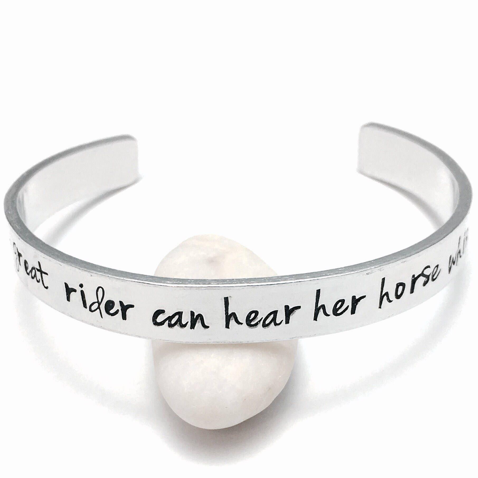 Personalisierter Pferdearmband, Individuelle Reitermanschette, Geschenk Für Reiter, Gedenkschmuck Pferdeliebhaber, Handgestempelter Hufeisenarmreif von MarthaAndBoo