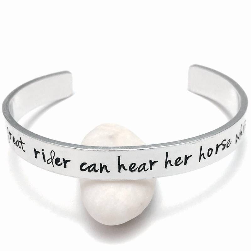 Personalisierter Pferdearmband, Individuelle Reitermanschette, Geschenk Für Reiter, Gedenkschmuck Pferdeliebhaber, Handgestempelter Hufeisenarmreif von MarthaAndBoo