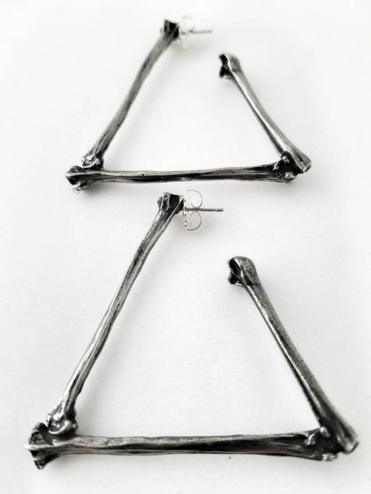 Dreieckige Knochen Creolen. Hühnerknochen Ohrringe. Abgefahren von MarthaRotten