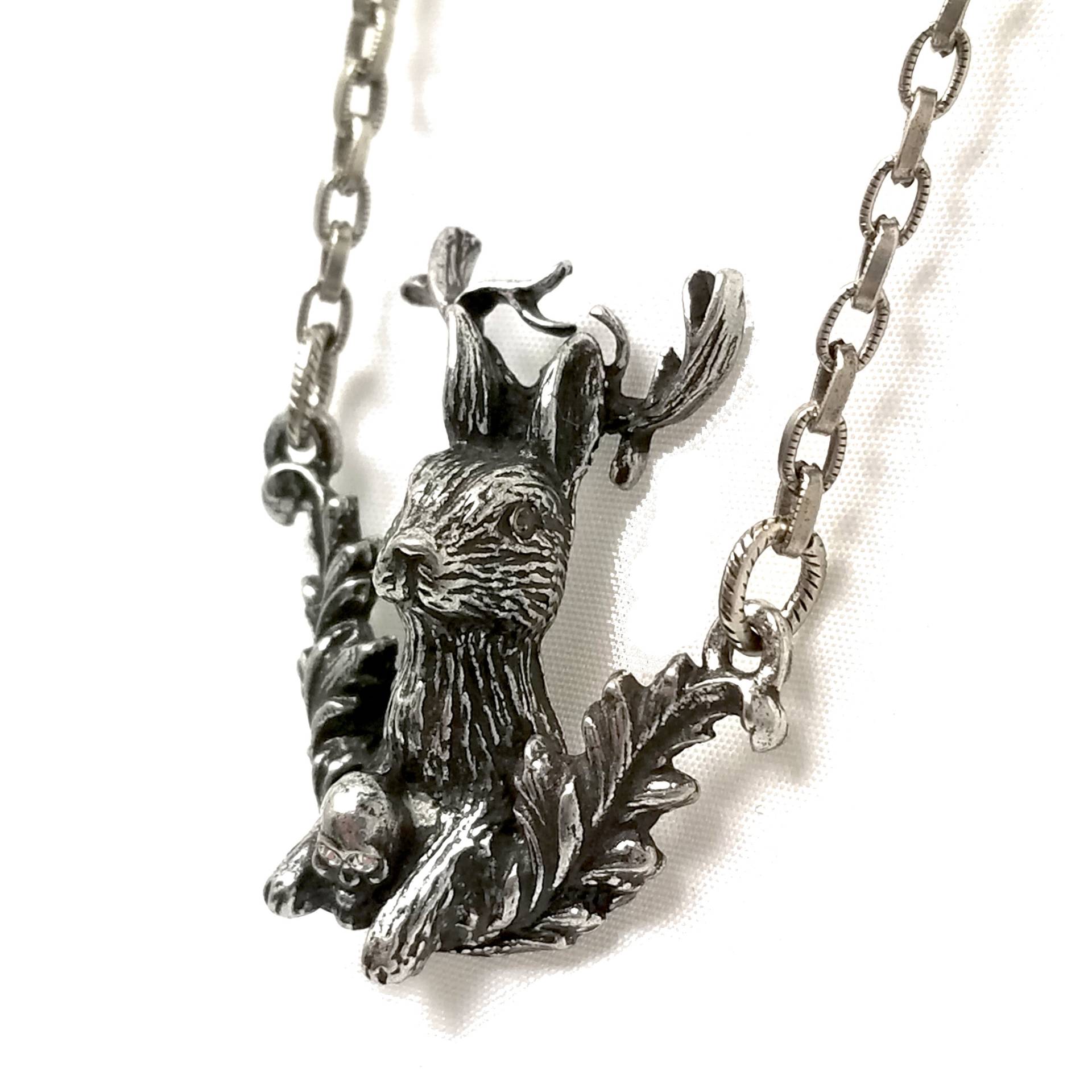 Jackalope Mit Gärtnerschädel-Halskette. Hase. Kaninchen. Geweih. Hörner. Mystisch. Fabelwesen. Fmn von MarthaRotten