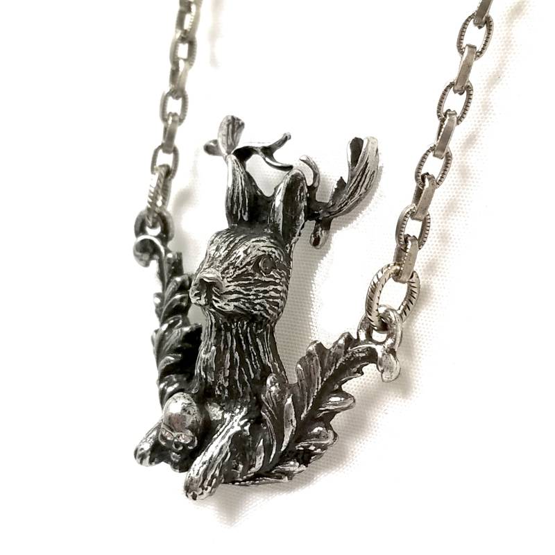 Jackalope Mit Gärtnerschädel-Halskette. Hase. Kaninchen. Geweih. Hörner. Mystisch. Fabelwesen. Fmn von MarthaRotten