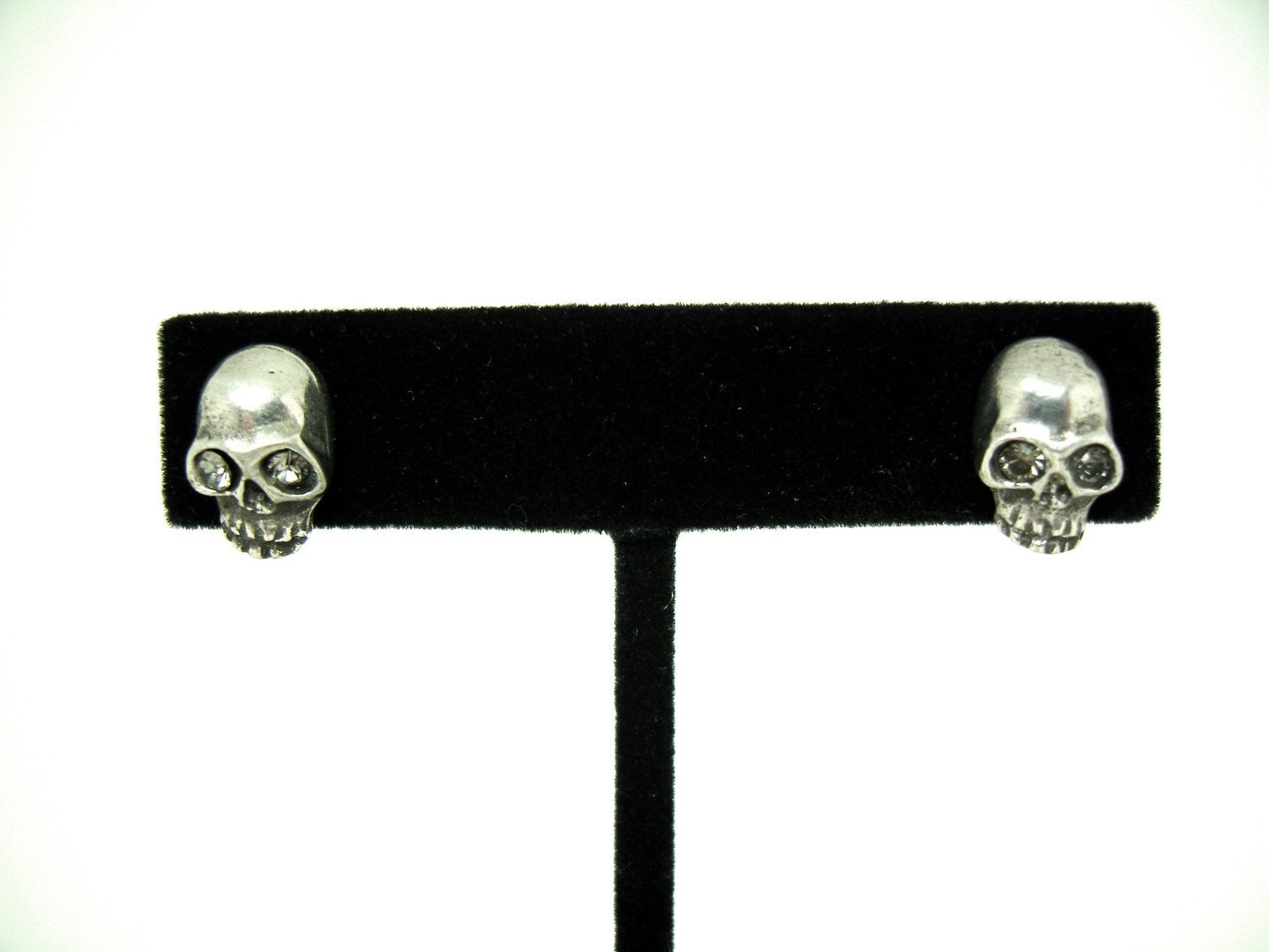 Kleine Totenkopf Ohrringe Mit Kristallen. Ohrringe. Beiträge. Ohrstecker. Totenköpfe von MarthaRotten
