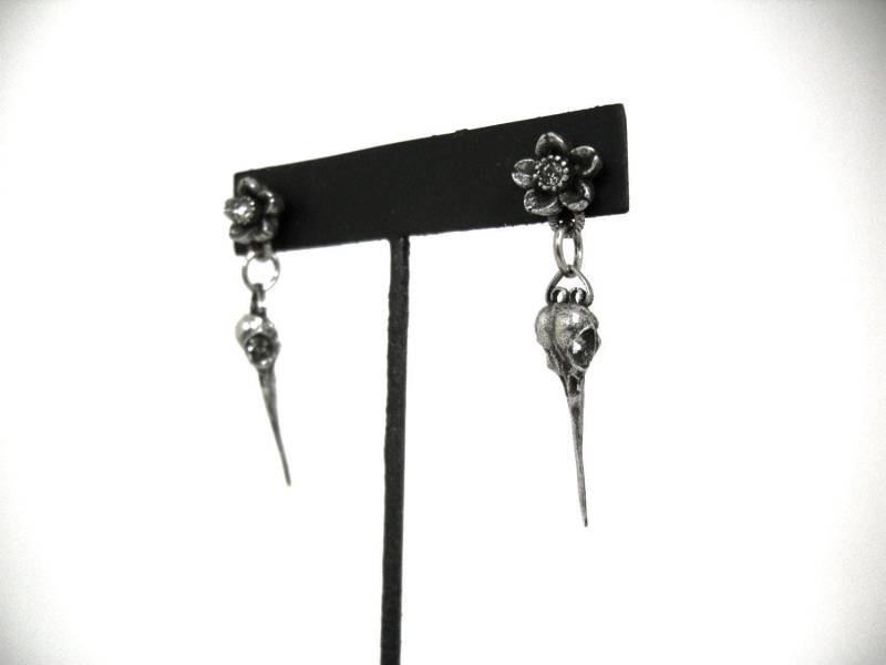 Kolibri Blumen Ohrringe. Vogelschädel Beiträge. Baumelt. Abgefahren von MarthaRotten