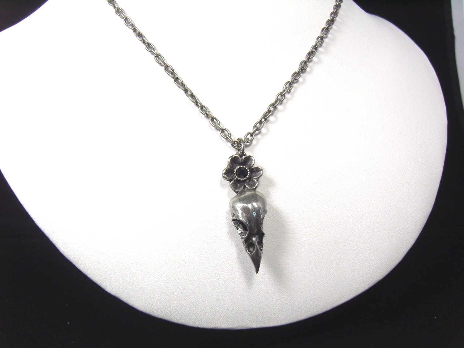 Spatz Blumen Halskette. Schädel. Vogelschädel. Dbsn von MarthaRotten