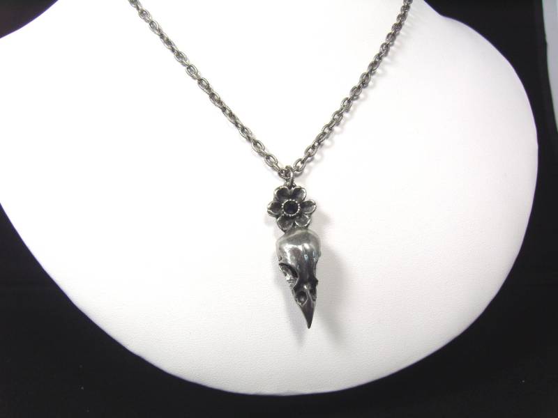 Spatz Blumen Halskette. Schädel. Vogelschädel. Dbsn von MarthaRotten