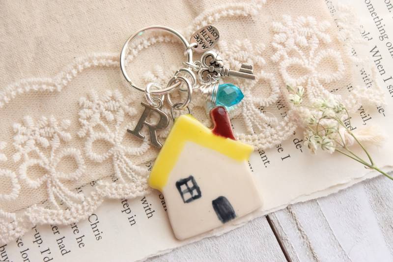 Personalisierter Keramikhaus Schlüsselanhänger Initial & Geburtsstein Charm von MarthaStudioDesigns